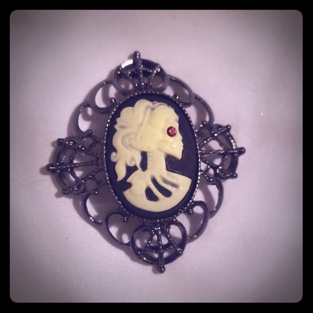 🦇Gothic style metal brooch pin